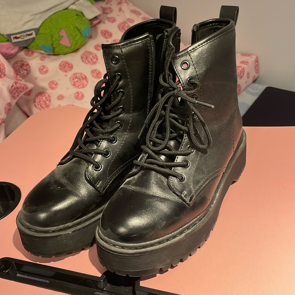 Black leather boots size 7